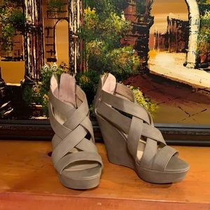 Chinese laundry” size 7M light beige color, high platform heel but comfy straps